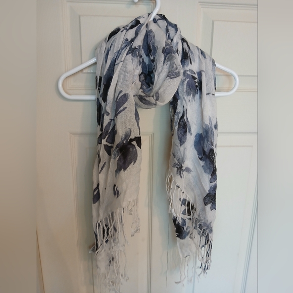 🤯2/$15 White and Grey Blue Floral Scarf - Picture 7 of 12